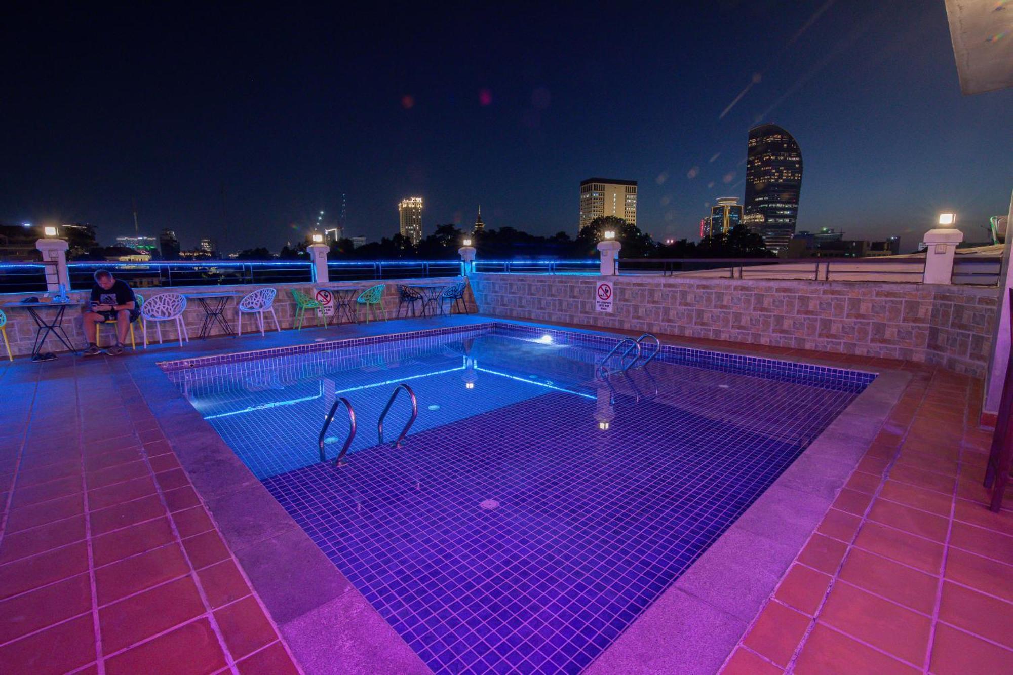 Pooltop Phnom Penh Luaran gambar